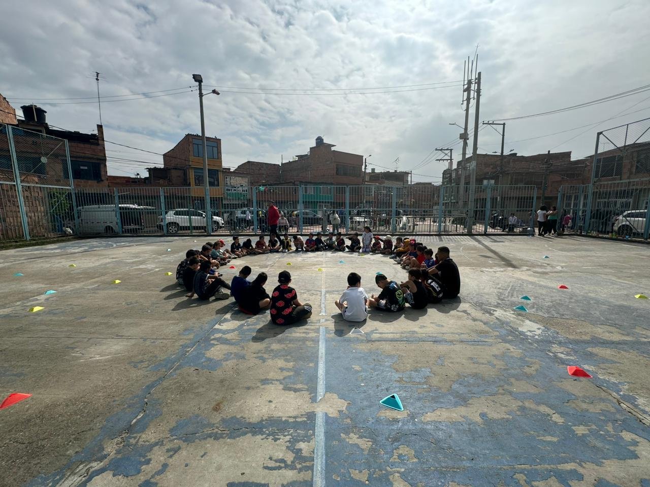 Círculo de niños en la cancha antes del entrenamiento