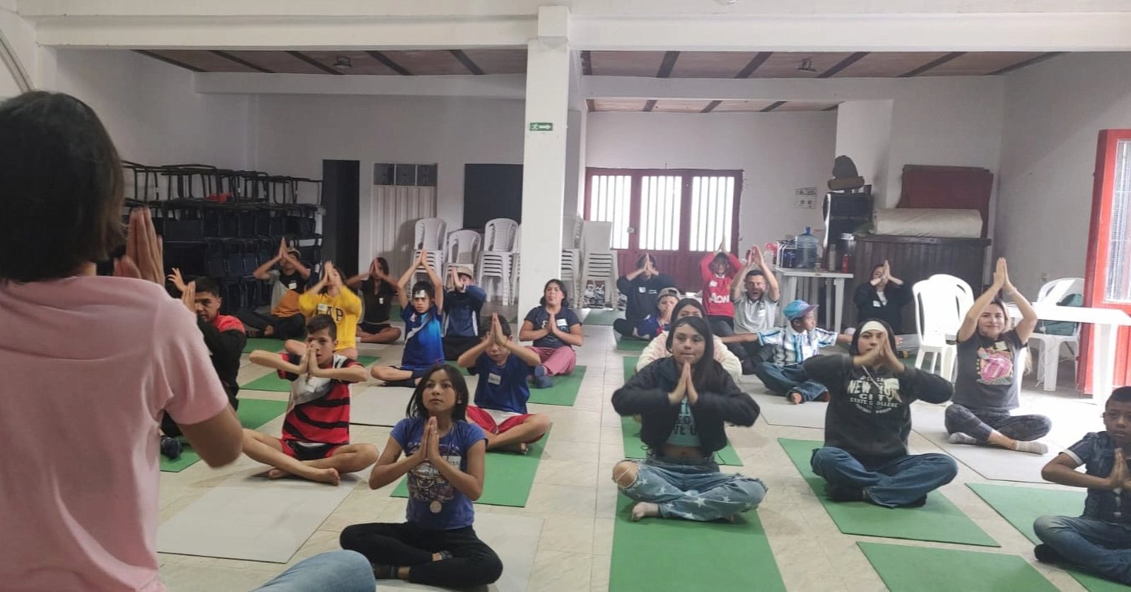 Niños de la fundación jugando fútbol
