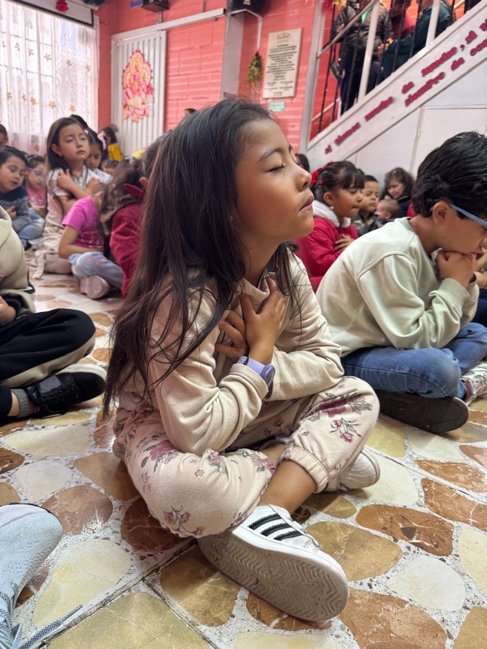 Niños practicando meditación y auto-cuidado